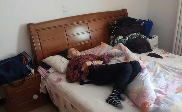 2011年,苏紫紫全裸接受记者采访,并直言:“你敢看我么?”