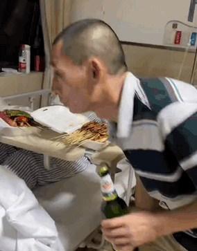 就在今天火车卧铺惊现“裸睡”美女,乘客尴尬提醒:能穿上衣服吗