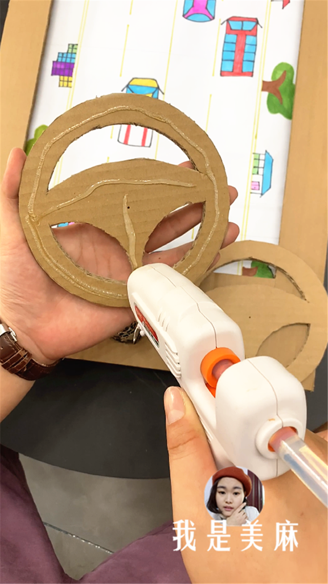 爸爸用快递纸箱做了个赛车玩具,用方向盘控制车辆变道,太刺激了