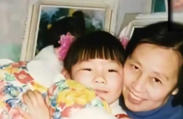 2011年,苏紫紫全裸接受记者采访,并直言:“你敢看我么?”