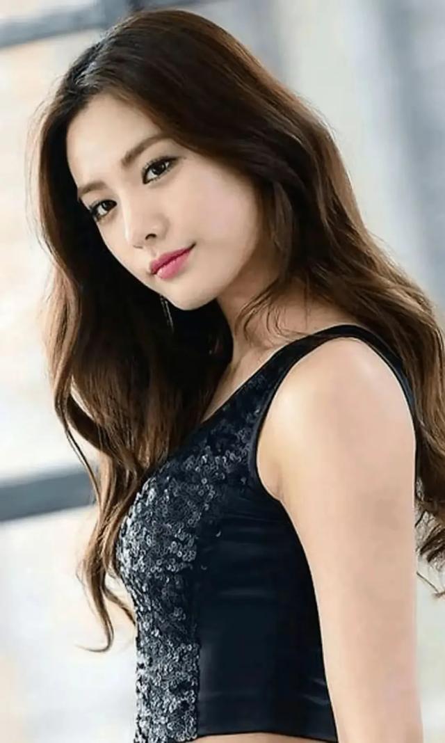 她连续3年被评“世界第一美女”!皮肤白,气质佳,颜值堪称绝美