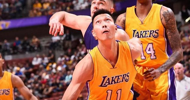 易建联成功背后的女人:身价40亿,后背有纹身,年近50仍维持身材