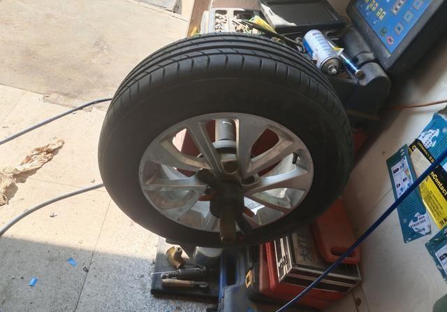 汽车开起来抖动是什么原因?不懂别乱修,修车师傅来教你