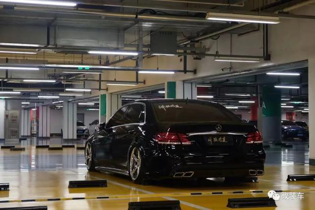 VIP范十足的奔驰E级W212,改装让车子变得更加年轻、更有气质