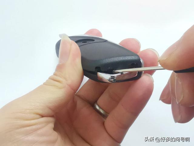 北汽绅宝车钥匙外壳拆解流程,昌河遥控器教你怎么更换电池。