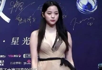 20岁欧阳娜娜近照,小腹凸起小腿显粗,还被拍成一米五,太扎心