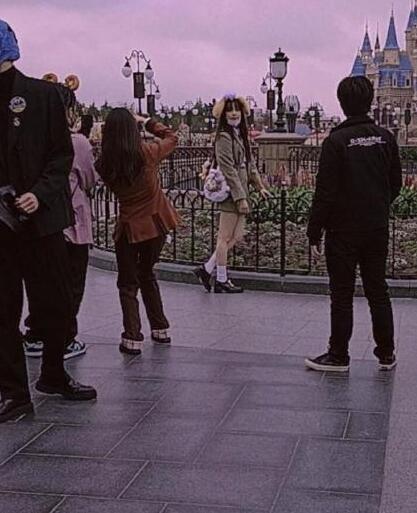 20岁欧阳娜娜近照,小腹凸起小腿显粗,还被拍成一米五,太扎心