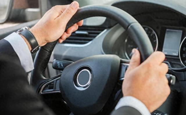 汽车开起来抖动是什么原因?不懂别乱修,修车师傅来教你