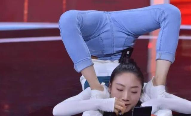 中国柔术美女:身体柔软可轻松摆出各种姿势,令人难以置信