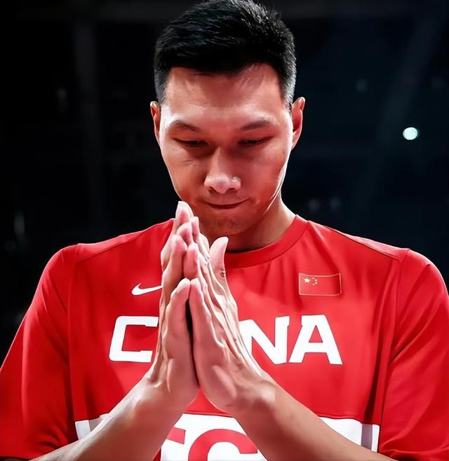 易建联成功背后的女人:身价40亿,后背有纹身,年近50仍维持身材