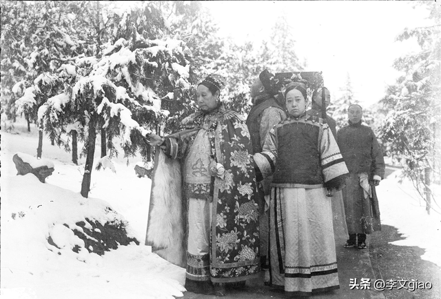 不堪入目老照片:男人搂着女子的胸一顿摸,男人抱着女人一顿热吻