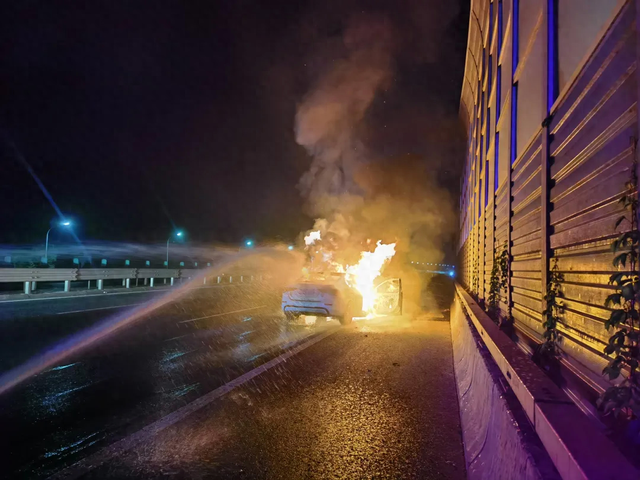 底盘“喷火”、烧得只剩铁架!车辆自燃到底该咋办?