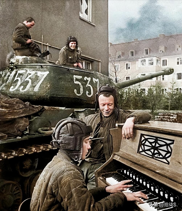 罕见老照片:赤身裸体被围观的洋女人,一丝不挂的女奴被绑在马上