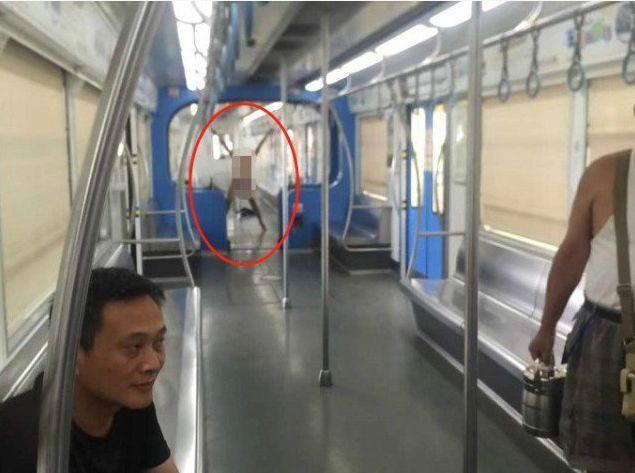 女子在轻轨上疯狂撕咬陌生乘客,跪地舔食血迹,还脱光衣服……