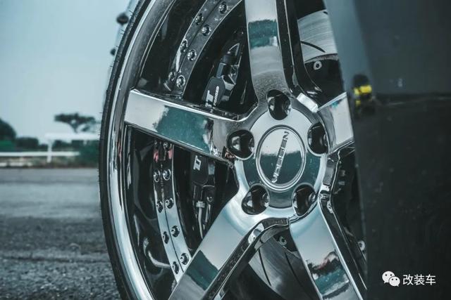 VIP范十足的奔驰E级W212,改装让车子变得更加年轻、更有气质