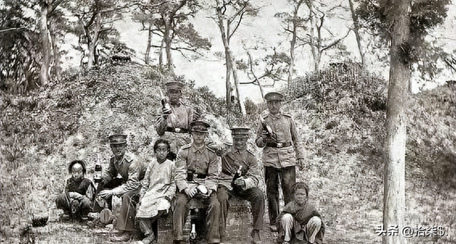 罕见老照片:赤身裸体被围观的洋女人,一丝不挂的女奴被绑在马上