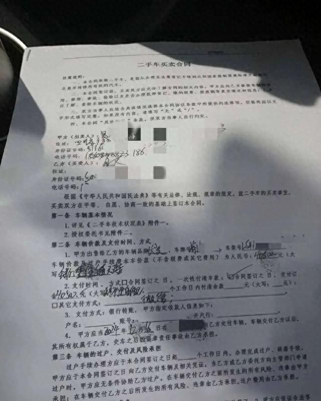女子卖车后反悔,强行在车里吃喝拉撒睡90小时,车商:已经变成“尿泡车”