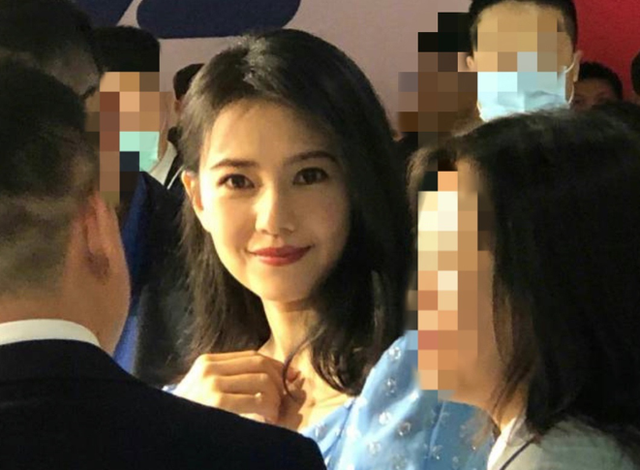 41岁高圆圆晒健身,紧身裤暴露一双小鸟腿,压腿不下去满脸痛苦