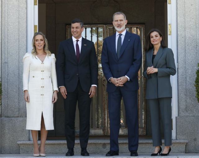 有种“气质”叫莱后剪了个短发!即使穿旧衣,也依然优雅到骨子里