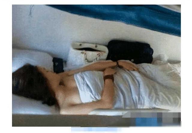 就在今天火车卧铺惊现“裸睡”美女,乘客尴尬提醒:能穿上衣服吗