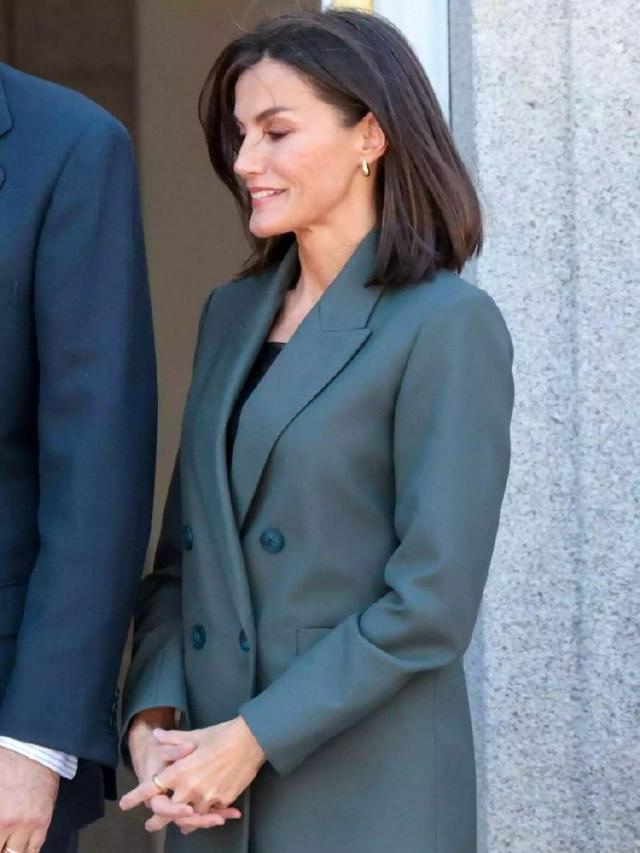 有种“气质”叫莱后剪了个短发!即使穿旧衣,也依然优雅到骨子里