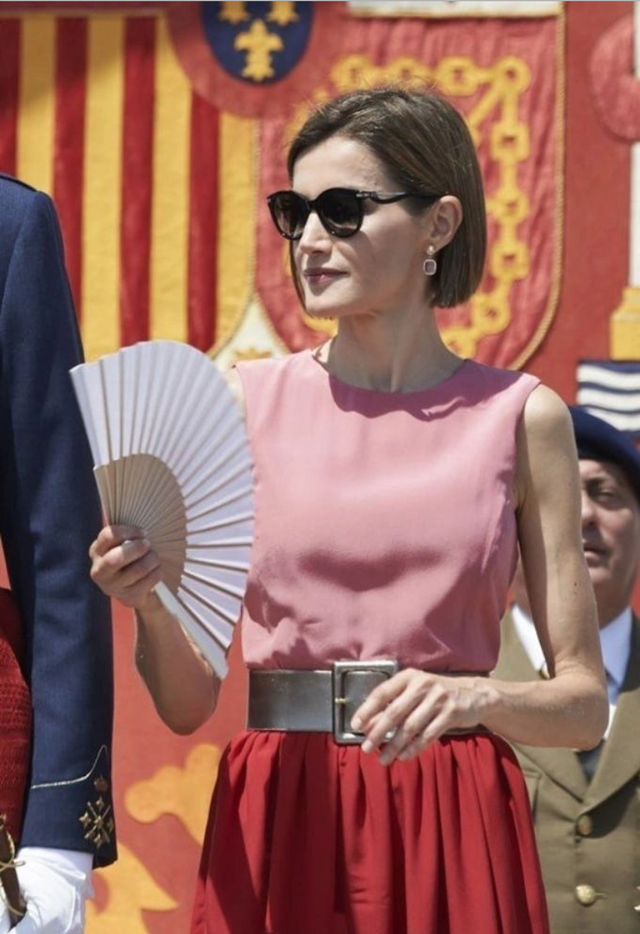 有种“气质”叫莱后剪了个短发!即使穿旧衣,也依然优雅到骨子里