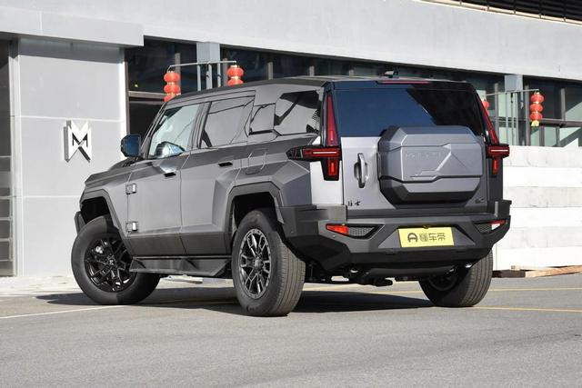 国产VS进口!猛士917对比路虎卫士,高端越野车到底该怎么选?