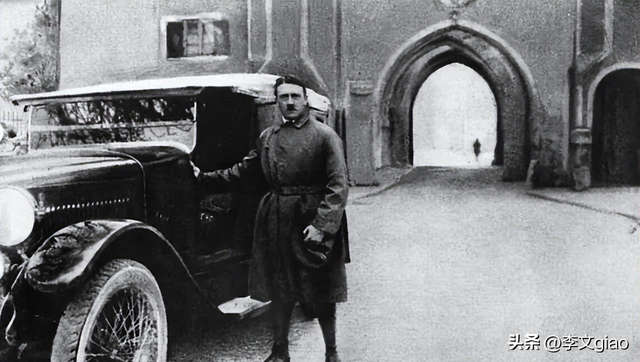 不堪入目老照片:男人搂着女子的胸一顿摸,男人抱着女人一顿热吻