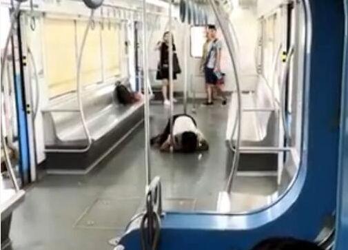 女子在轻轨上疯狂撕咬陌生乘客,跪地舔食血迹,还脱光衣服……
