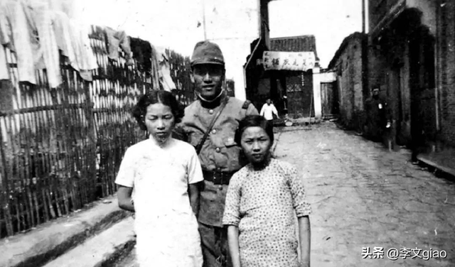 不堪入目老照片:男人搂着女子的胸一顿摸,男人抱着女人一顿热吻