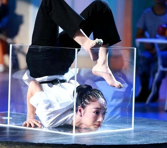 中国柔术美女:身体柔软可轻松摆出各种姿势,令人难以置信