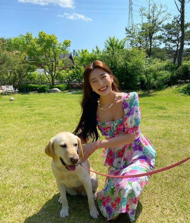 没想到,今夏“露奶裙”又火了,时髦性感好养眼,连杨幂都上头了