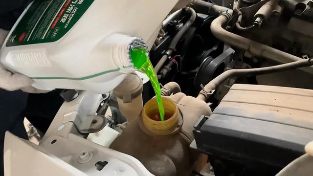 汽车保养最坑人的5个项目,最好不要去做,花钱不说还伤发动机