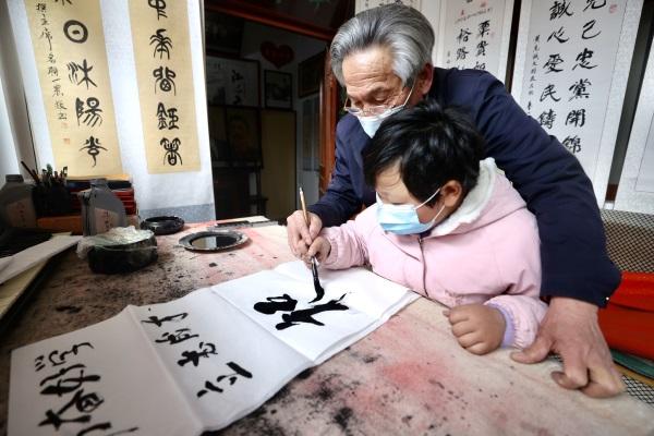 融媒·先锋|一座小院,一排板凳,一群娃娃——听张爷爷讲故事