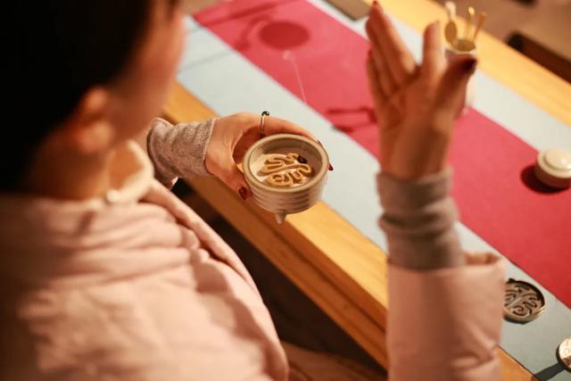 浏阳有位美女制香师,她与香“较劲”了10余年