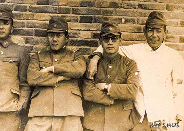 罕见老照片:赤身裸体被围观的洋女人,一丝不挂的女奴被绑在马上