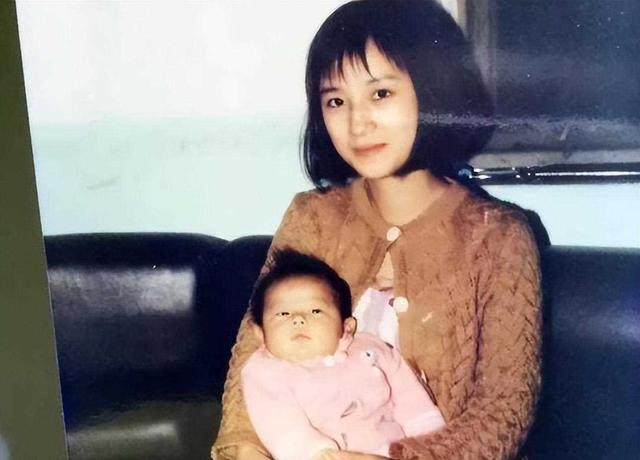 2011年,苏紫紫全裸接受记者采访,并直言:“你敢看我么?”