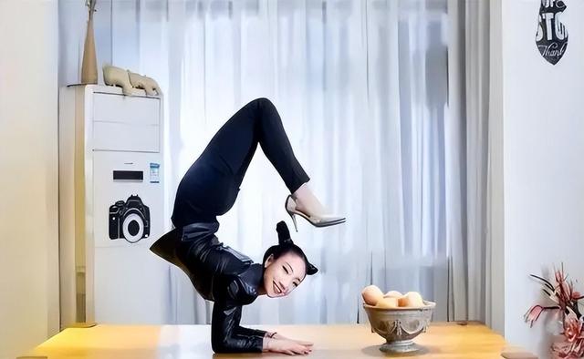 中国柔术美女:身体柔软可轻松摆出各种姿势,令人难以置信