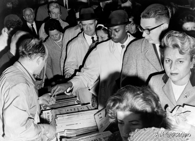 不堪入目老照片:男人搂着女子的胸一顿摸,男人抱着女人一顿热吻