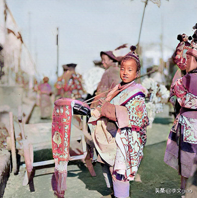 不堪入目老照片:男人搂着女子的胸一顿摸,男人抱着女人一顿热吻