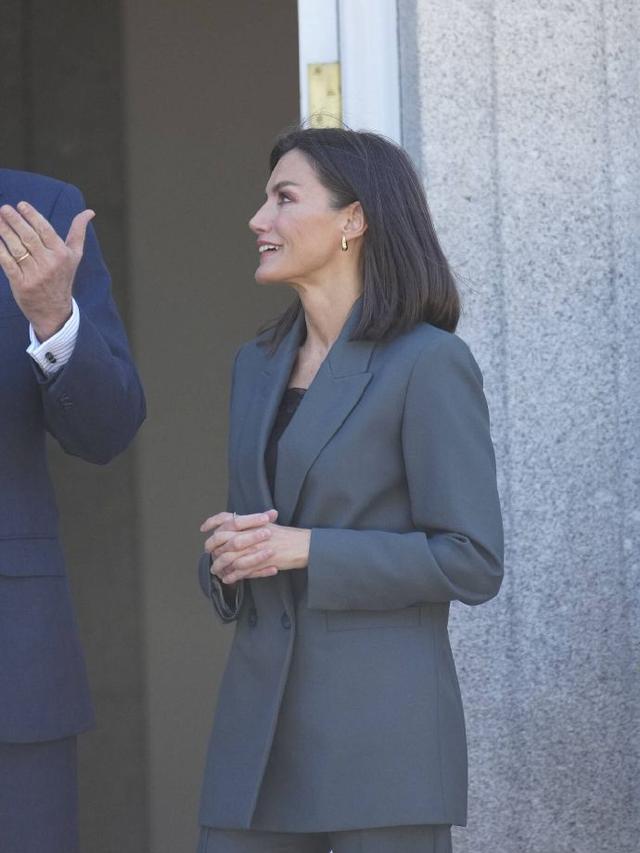 有种“气质”叫莱后剪了个短发!即使穿旧衣,也依然优雅到骨子里