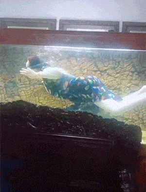 就在今天火车卧铺惊现“裸睡”美女,乘客尴尬提醒:能穿上衣服吗