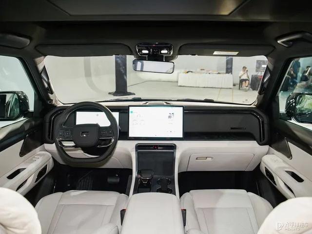 29.99万起!极石01标准续航版上市,硬核颜值+1.5T增程动力!或成路虎卫士平替?