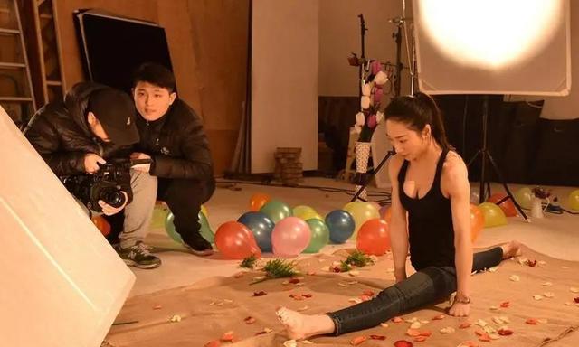 中国柔术美女:身体柔软可轻松摆出各种姿势,令人难以置信