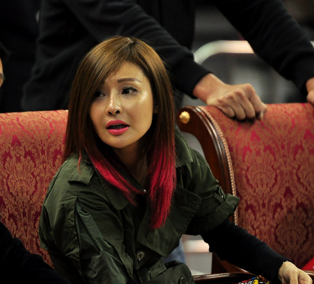 易建联成功背后的女人:身价40亿,后背有纹身,年近50仍维持身材