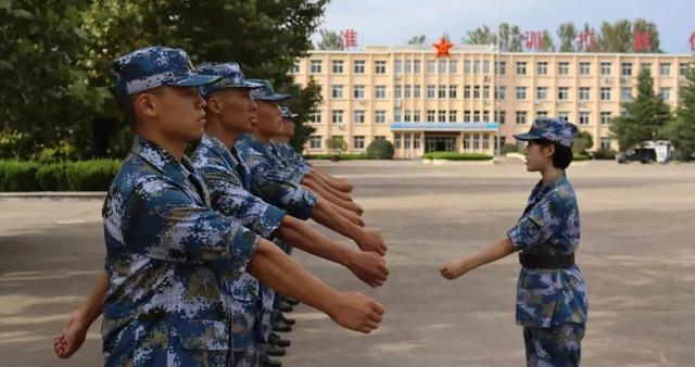 那个男兵班的女班长,原来是清华学霸!