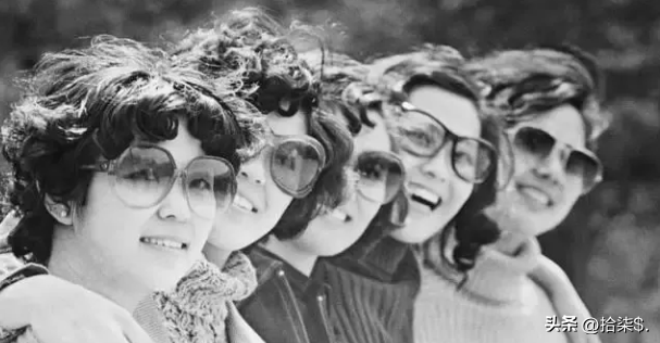 罕见老照片:赤身裸体被围观的洋女人,一丝不挂的女奴被绑在马上