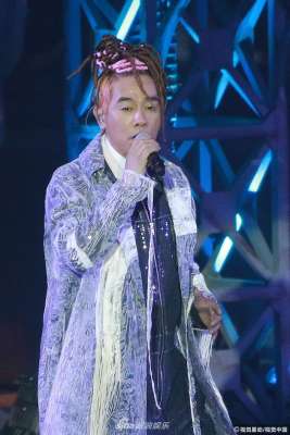 陈小春演唱会前膝盖不慎扭伤 打止痛针坚持演出