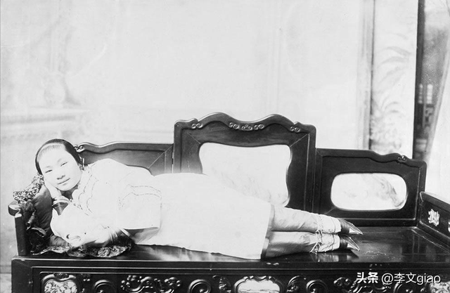 不堪入目老照片:男人搂着女子的胸一顿摸,男人抱着女人一顿热吻