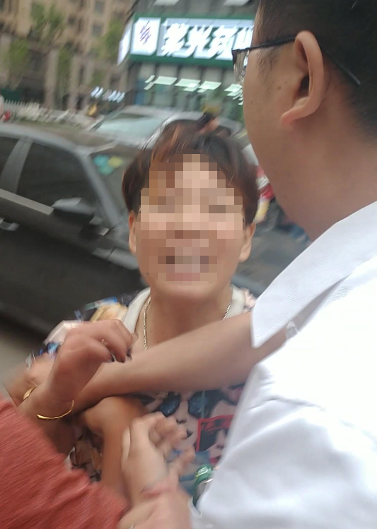 青岛错车纠纷引是否“正当防卫风波”:男司机被控拳打女方胸部,辩称遭追打后防卫